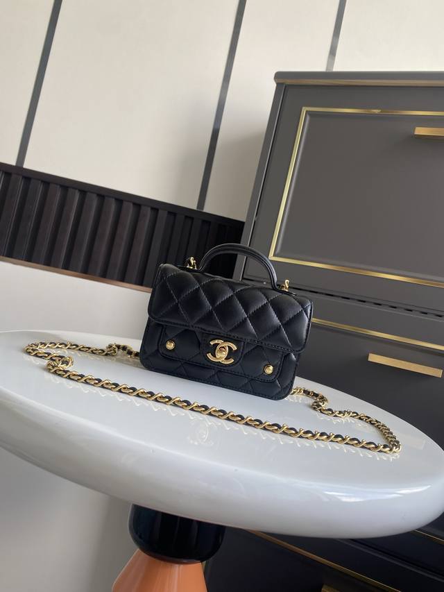 小号 25B 羊皮双C口袋手柄包 非常精致轻巧的包包 经典菱格纹搭配金属配件设计 很好看 款号：Ap6210 尺寸：10.5-15-4.5