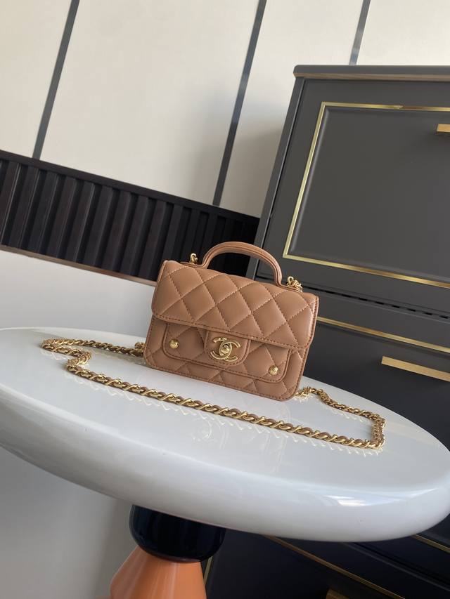 小号 25B 羊皮双C口袋手柄包 非常精致轻巧的包包 经典菱格纹搭配金属配件设计 很好看 款号：Ap6210 尺寸：10.5-15-4.5