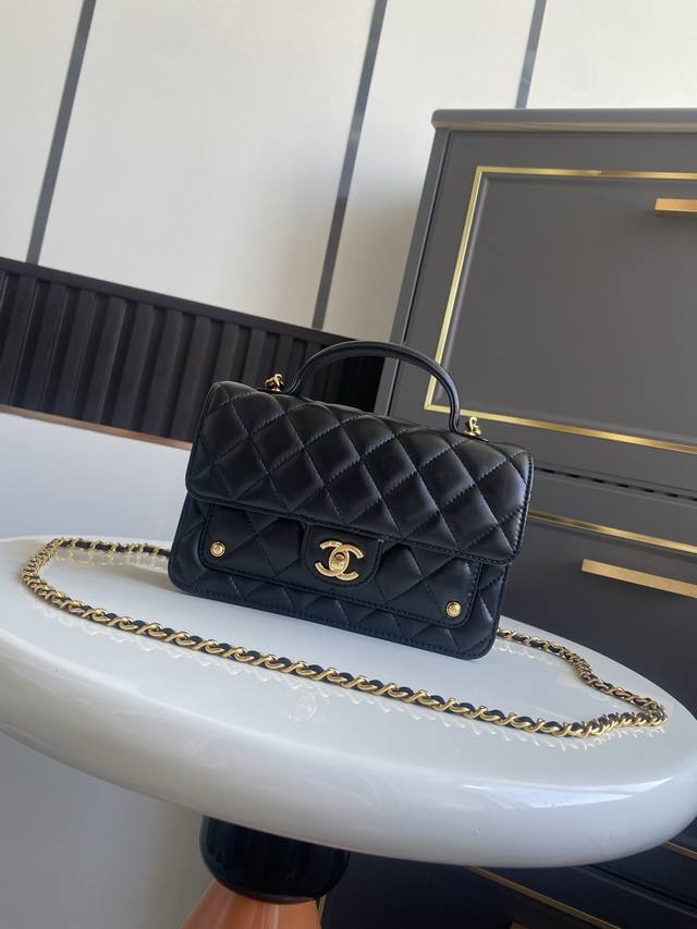 大号 25B 羊皮双C口袋手柄包 非常精致轻巧的包包 经典菱格纹搭配金属配件设计 很好看 款号：Ap6210 尺寸：12.3-19-5