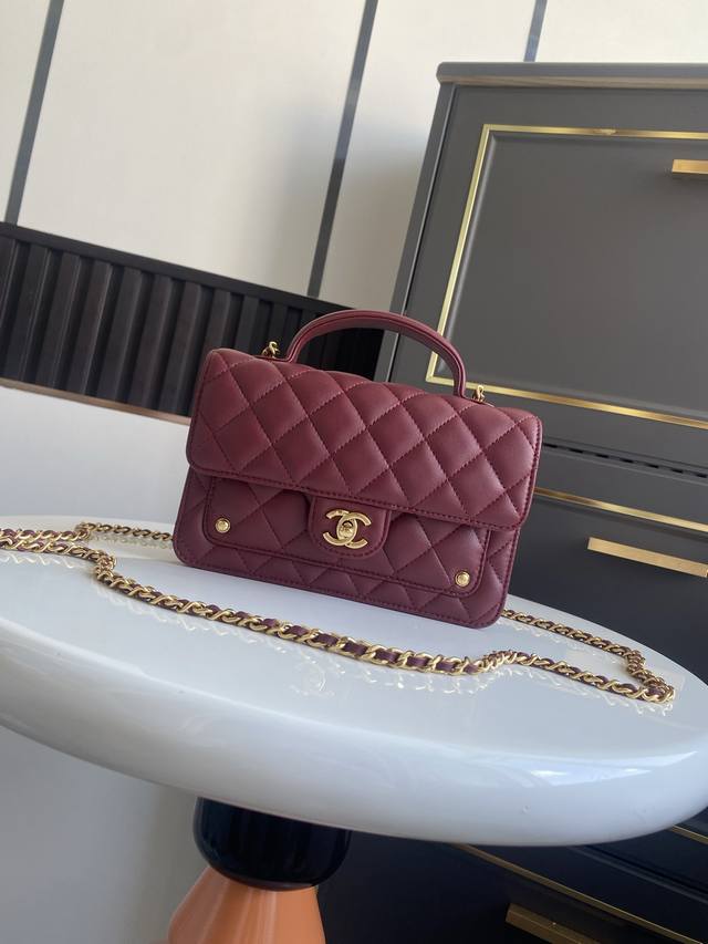 大号 25B 羊皮双C口袋手柄包 非常精致轻巧的包包 经典菱格纹搭配金属配件设计 很好看 款号:Ap6210 尺寸:12.3-19-5 大号 25B 羊皮双C口袋手柄包 非常精致轻巧的包包 经典菱格纹搭配金属配件设计 很好看 款号:Ap6210 尺寸:12.3-19-5