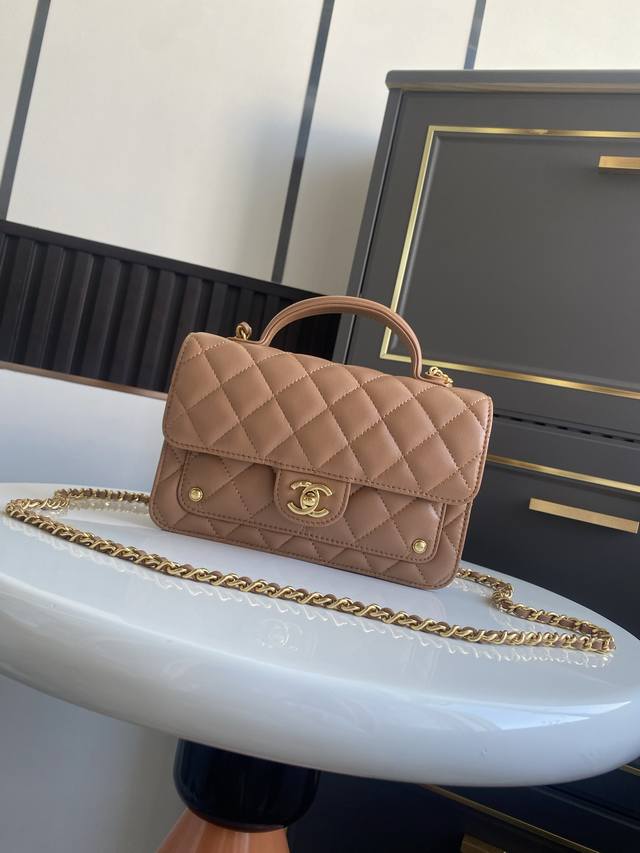 大号 25B 羊皮双C口袋手柄包 非常精致轻巧的包包 经典菱格纹搭配金属配件设计 很好看 款号：Ap6210 尺寸：12.3-19-5