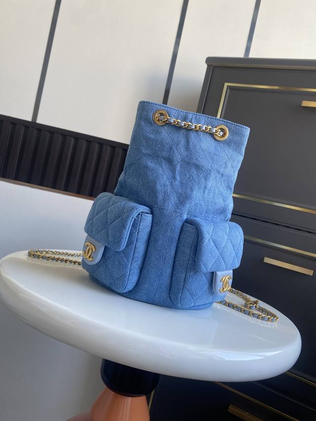 25C早春度假系列 牛仔双肩背包肩带依然皮穿链风格手提单间双肩!能容纳很多物品,百搭复古大气,这样好看实用的背包你难道不爱吗♀必须买 款号:As5310 尺寸: 25C早春度假系列 牛仔双肩背包肩带依然皮穿链风格手提单间双肩!能容纳很多物品,百搭复古大气,这样好看实用的背包你难道不爱吗♀必须买 款号:As5310 尺寸: