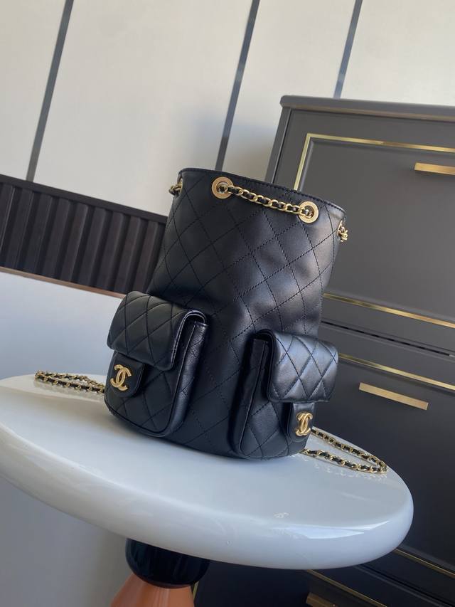 25C早春度假系列 羊皮 双肩背包肩带依然皮穿链风格手提单间双肩！能容纳很多物品，百搭复古大气，这样好看实用的背包你难道不爱吗♀必须买 款号：As5310 尺寸