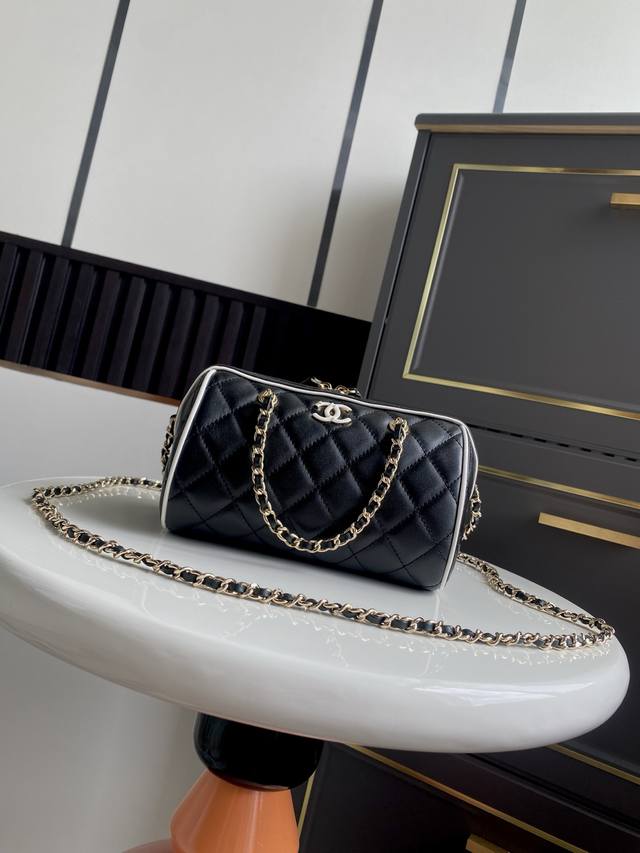 25P保龄球 容量不是问题，两部手机都能放！还是灰常舒适耐造，行情非常明显受众人喜欢，目测会火！小皮+可拆卸链条深得我心，容量也好 ，皮十可拆卸链条简直不要太爱