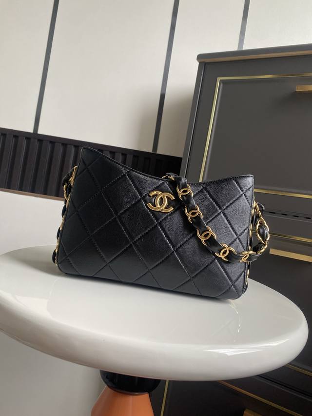 24K新款腋下包 非常喜欢 刘雯同款 相比之前上季的粗金链条还有之前出的金属链子这款应该是最接近完美 了 稍有不同的是包围的那一圈也变成了Cc Logo超好看真