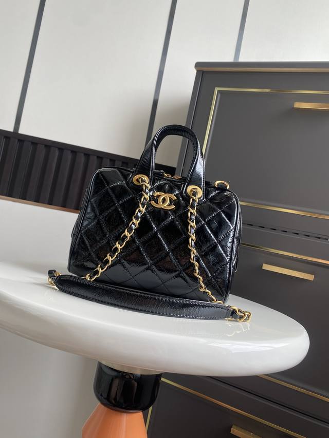 小号 25A 保龄球 油蜡皮自带独特的光泽感 搭配保龄球包型、中古感满满,这种包型不管过去多少年都依旧在时尚的前线!使用率极高!大号的尺寸拿来当旅行包也是不错的 小号 25A 保龄球 油蜡皮自带独特的光泽感 搭配保龄球包型、中古感满满,这种包型不管过去多少年都依旧在时尚的前线!使用率极高!大号的尺寸拿来当旅行包也是不错的