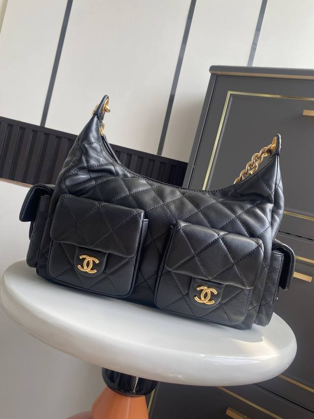 大号 25C爆款这只包实物真的是出乎意料的轻巧和好看，+了四个插袋让整个包身都充满能量．链条是粗链条，但整个包上身没什么重量，属于随手一背就出门的包包身是小羊皮