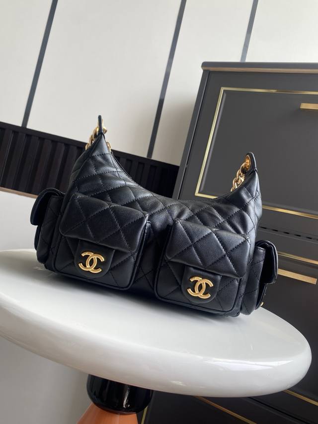 小号 25C爆款 这只包实物真的是出乎意料的轻巧和好看，+了四个插袋让整个包身都充满能量．链条是粗链条，但整个包上身没什么重量，属于随手一背就出门的包包身是小羊