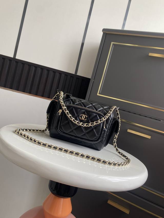 小号 24K保龄球手提包,多个插袋,精巧工艺,实用性系列的设计:羊皮使得皮料更有质感和未来科技感 原版开发,真正做到一模一样容量空间很大,轻巧方便携带 款号:A 小号 24K保龄球手提包,多个插袋,精巧工艺,实用性系列的设计:羊皮使得皮料更有质感和未来科技感 原版开发,真正做到一模一样容量空间很大,轻巧方便携带 款号:A