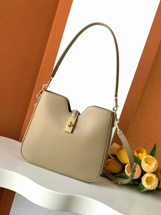 悄悄回归极简优雅作派了，从最新推出的16 Soft 系列新成员Camille 16 Soft 包款 就能窥见一二，这款全新设计保留了16Soft 系列标志性的柔