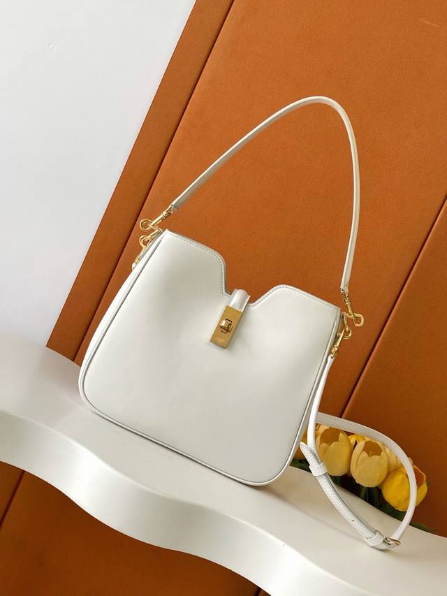 悄悄回归极简优雅作派了,从最新推出的16 Soft 系列新成员Camille 16 Soft 包款 就能窥见一二,这款全新设计保留了16Soft 系列标志性的柔 悄悄回归极简优雅作派了,从最新推出的16 Soft 系列新成员Camille 16 Soft 包款 就能窥见一二,这款全新设计保留了16Soft 系列标志性的柔