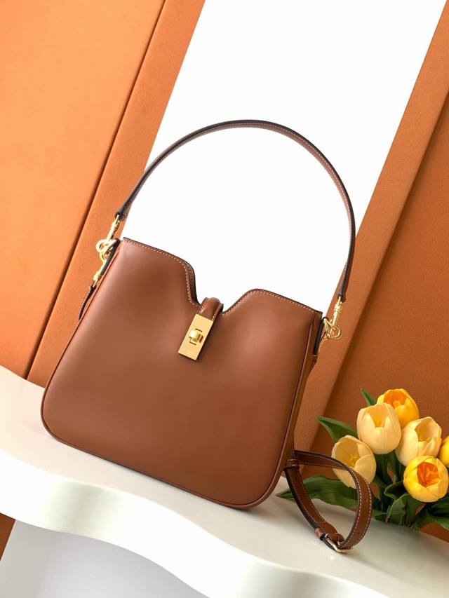 悄悄回归极简优雅作派了，从最新推出的16 Soft 系列新成员Camille 16 Soft 包款 就能窥见一二，这款全新设计保留了16Soft 系列标志性的柔