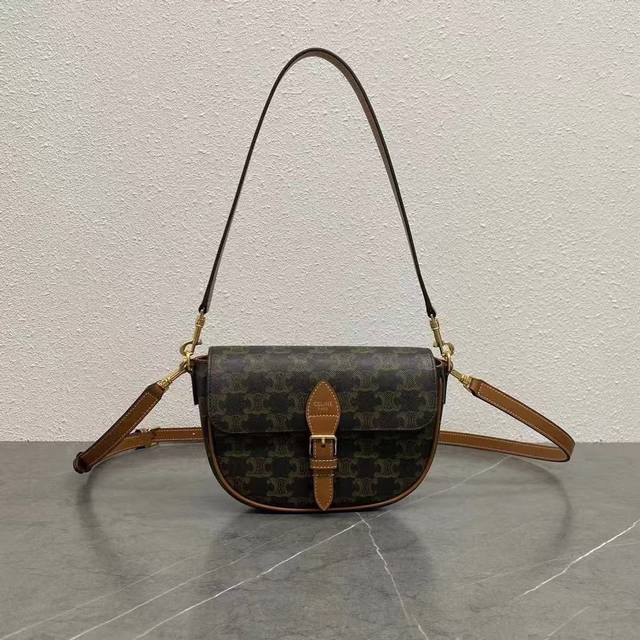 顶级原单 新品上线新款Folco马鞍包 简直美到犯规!小巧玲珑,精致感满满~经典的标志印花搭配牛皮革包边,复古又高级,背上它瞬间变身街头时髦精。金色饰面的五金, 顶级原单 新品上线新款Folco马鞍包 简直美到犯规!小巧玲珑,精致感满满~经典的标志印花搭配牛皮革包边,复古又高级,背上它瞬间变身街头时髦精。金色饰面的五金,