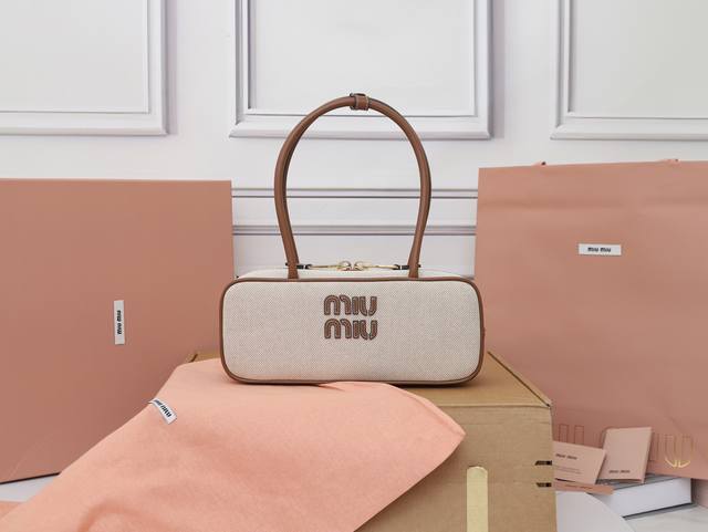 特级原厂皮 5Bb173M家新品帆布保龄球，采用全新帆布面料搭配高级平纹小牛皮，大胆创新的设计完美诠释了Miu不拘一格，潇洒随意包容的人生态度，这款包包很酷，定