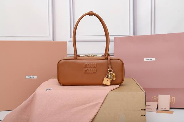 特级原厂皮 5Bb173M家25Ss单肩包火爆全网中 超美Beau手袋融合了复古风格当代精神,真的太种草了! 采用顶级进口小牛皮,皮质光滑细腻柔软,背起来都很 特级原厂皮 5Bb173M家25Ss单肩包火爆全网中 超美Beau手袋融合了复古风格当代精神,真的太种草了! 采用顶级进口小牛皮,皮质光滑细腻柔软,背起来都很