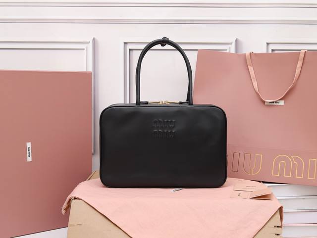 特级原厂皮 5Bb117M家新品公文包，采用顶级进口小牛皮，皮质光滑细腻柔软，棉质缎面衬里，这款包包很酷，定格精致的多功能设计，融合男装和女装元素，增加了皮革长