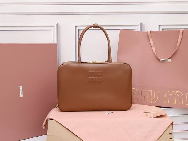 特级原厂皮 5Bb117M家新品公文包，采用顶级进口小牛皮，皮质光滑细腻柔软，棉质缎面衬里，这款包包很酷，定格精致的多功能设计，融合男装和女装元素，增加了皮革长