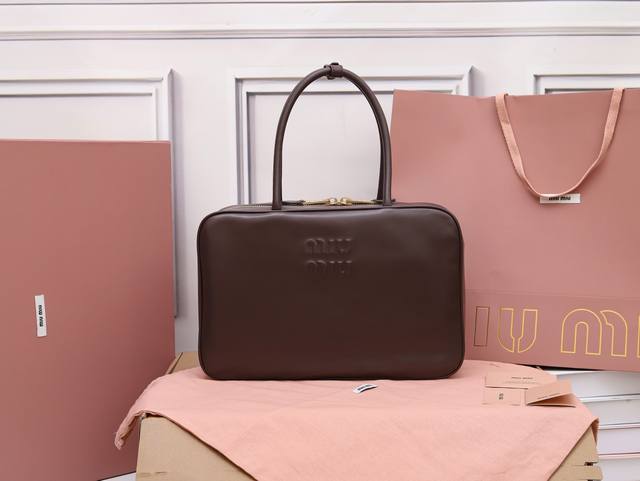 特级原厂皮 5Bb117M家新品公文包，采用顶级进口小牛皮，皮质光滑细腻柔软，棉质缎面衬里，这款包包很酷，定格精致的多功能设计，融合男装和女装元素，增加了皮革长