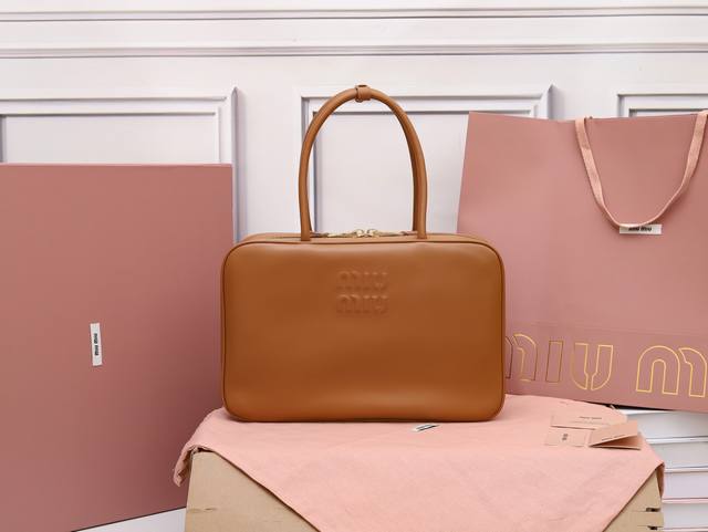 特级原厂皮 5Bb117M家新品公文包，采用顶级进口小牛皮，皮质光滑细腻柔软，棉质缎面衬里，这款包包很酷，定格精致的多功能设计，融合男装和女装元素，增加了皮革长