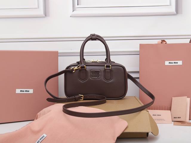 特级原厂皮 5B M家新款迷你保龄球包，这款Arcadie皮革迷你手袋传递出将对当前现实的反思转化独特版型的时尚理念，轻软包设计让手袋看起来更为饱满，尽显大都会