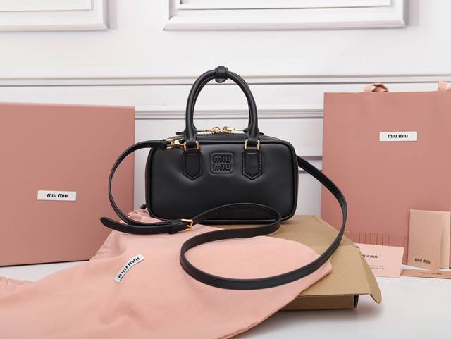 特级原厂皮 5B M家新款迷你保龄球包，这款Arcadie皮革迷你手袋传递出将对当前现实的反思转化独特版型的时尚理念，轻软包设计让手袋看起来更为饱满，尽显大都会