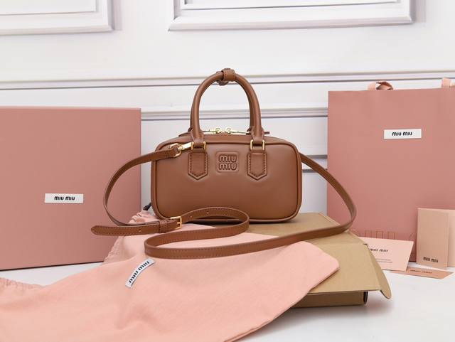 特级原厂皮 5B M家新款迷你保龄球包，这款Arcadie皮革迷你手袋传递出将对当前现实的反思转化独特版型的时尚理念，轻软包设计让手袋看起来更为饱满，尽显大都会