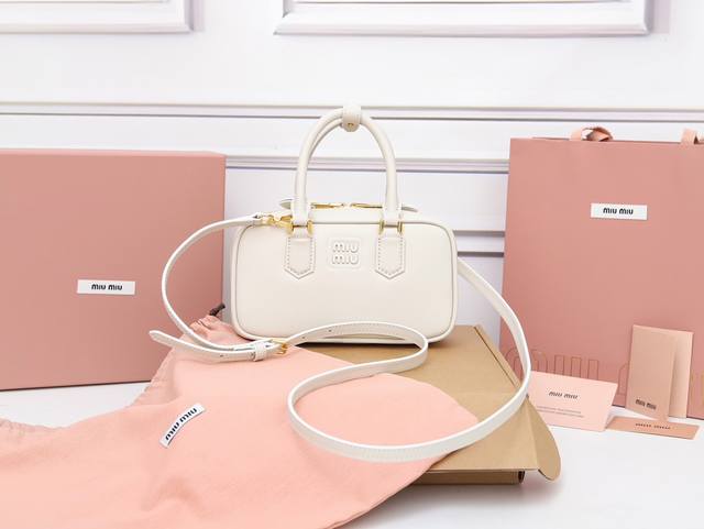 特级原厂皮 5B M家新款迷你保龄球包，这款Arcadie皮革迷你手袋传递出将对当前现实的反思转化独特版型的时尚理念，轻软包设计让手袋看起来更为饱满，尽显大都会