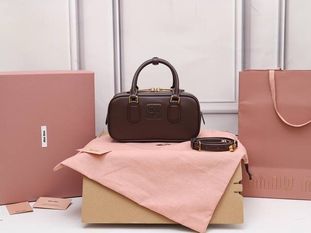 特级原厂皮 5Bb142M家新款保龄球包包，官网主推，今年绝对爆火款式，顶级进口小牛皮，M家独具风格Matelasse图案，包身精致立体有型，正面刻字徽标与皮革