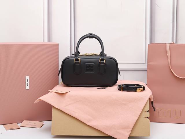 特级原厂皮 5Bb142M家新款保龄球包包，官网主推，今年绝对爆火款式，顶级进口小牛皮，M家独具风格Matelasse图案，包身精致立体有型，正面刻字徽标与皮革