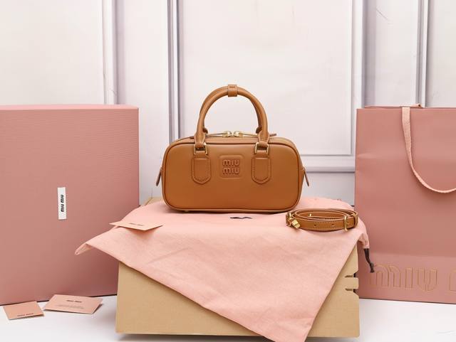 特级原厂皮 5Bb142M家新款保龄球包包，官网主推，今年绝对爆火款式，顶级进口小牛皮，M家独具风格Matelasse图案，包身精致立体有型，正面刻字徽标与皮革