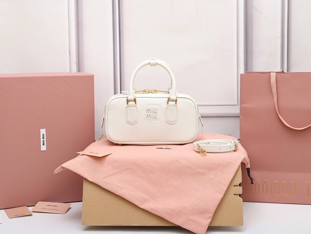 特级原厂皮 5Bb142M家新款保龄球包包，官网主推，今年绝对爆火款式，顶级进口小牛皮，M家独具风格Matelasse图案，包身精致立体有型，正面刻字徽标与皮革