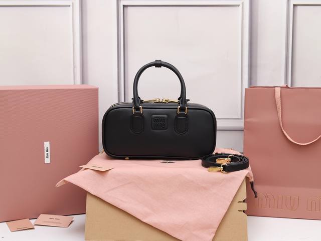 特级原厂皮 5Bb148新品M家新款保龄球包包,官网主推,今年绝对爆火款式,顶级进口小牛皮,M家独具风格Matelasse图案,包身精致立体有型, 正面刻字徽标 特级原厂皮 5Bb148新品M家新款保龄球包包,官网主推,今年绝对爆火款式,顶级进口小牛皮,M家独具风格Matelasse图案,包身精致立体有型, 正面刻字徽标