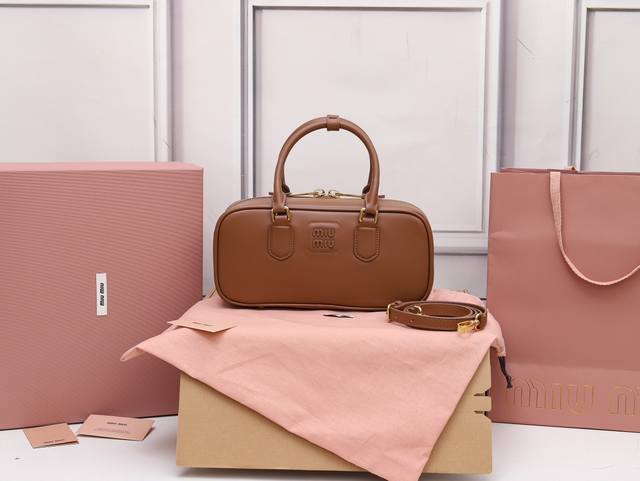 特级原厂皮 5Bb148新品M家新款保龄球包包,官网主推,今年绝对爆火款式,顶级进口小牛皮,M家独具风格Matelasse图案,包身精致立体有型, 正面刻字徽标 特级原厂皮 5Bb148新品M家新款保龄球包包,官网主推,今年绝对爆火款式,顶级进口小牛皮,M家独具风格Matelasse图案,包身精致立体有型, 正面刻字徽标