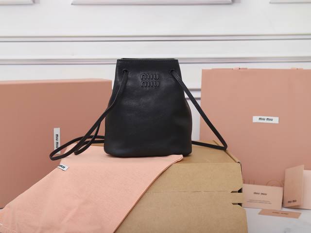 特级原厂皮 5Nf460新品迷你水桶包,采用顶级进口小羊皮,皮质超级柔软,性价比超高,能驾驭各种风格,非常俏皮可爱,可以单肩,斜挎,手提,双肩,造型多变,包包虽 特级原厂皮 5Nf460新品迷你水桶包,采用顶级进口小羊皮,皮质超级柔软,性价比超高,能驾驭各种风格,非常俏皮可爱,可以单肩,斜挎,手提,双肩,造型多变,包包虽