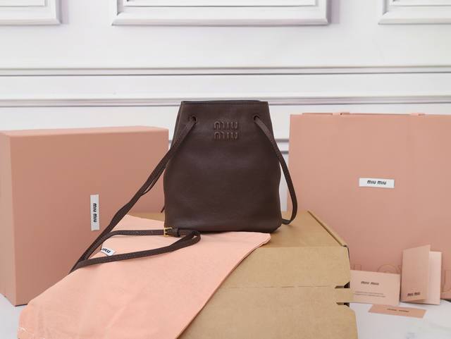 特级原厂皮 5Nf460新品迷你水桶包,采用顶级进口小羊皮,皮质超级柔软,性价比超高,能驾驭各种风格,非常俏皮可爱,可以单肩,斜挎,手提,双肩,造型多变,包包虽 特级原厂皮 5Nf460新品迷你水桶包,采用顶级进口小羊皮,皮质超级柔软,性价比超高,能驾驭各种风格,非常俏皮可爱,可以单肩,斜挎,手提,双肩,造型多变,包包虽