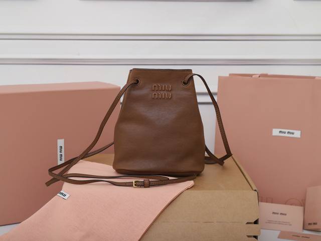 特级原厂皮 5Nf460新品迷你水桶包，采用顶级进口小羊皮，皮质超级柔软，性价比超高，能驾驭各种风格，非常俏皮可爱，可以单肩，斜挎，手提，双肩，造型多变，包包虽