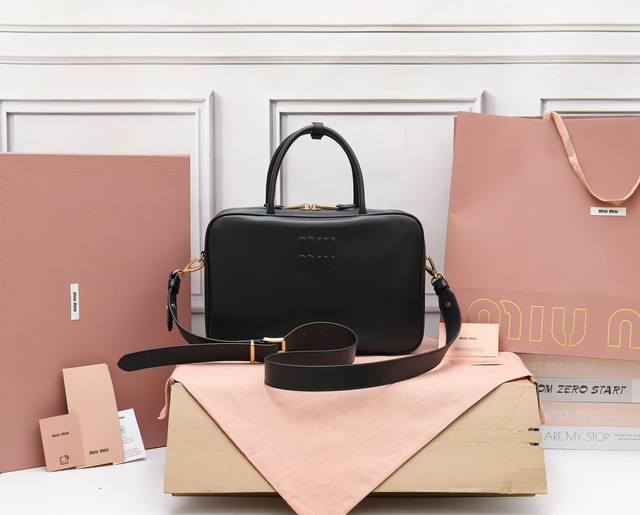 特级原厂皮 5Bb117-2Dm家Ss23秋冬新款公文包当之无愧的Top热门选手经典大气的保龄球包造型设计给整体增添一丝帅气，浮雕Logo没有过多的装饰点缀，线