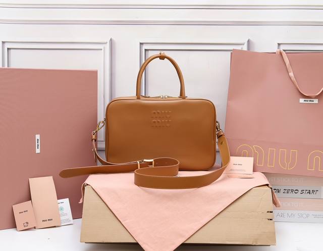 特级原厂皮 5Bb117-2Dm家Ss23秋冬新款公文包当之无愧的Top热门选手经典大气的保龄球包造型设计给整体增添一丝帅气，浮雕Logo没有过多的装饰点缀，线