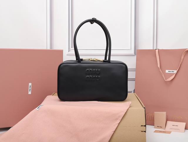 特级原厂皮 5Bb172M家新尺寸公文包,采用顶级进口小牛皮,皮质光滑细腻柔软,棉质缎面衬里,这款包包很酷,定格精致的多功能设计,融合男装和女装元素,随性慵懒, 特级原厂皮 5Bb172M家新尺寸公文包,采用顶级进口小牛皮,皮质光滑细腻柔软,棉质缎面衬里,这款包包很酷,定格精致的多功能设计,融合男装和女装元素,随性慵懒,