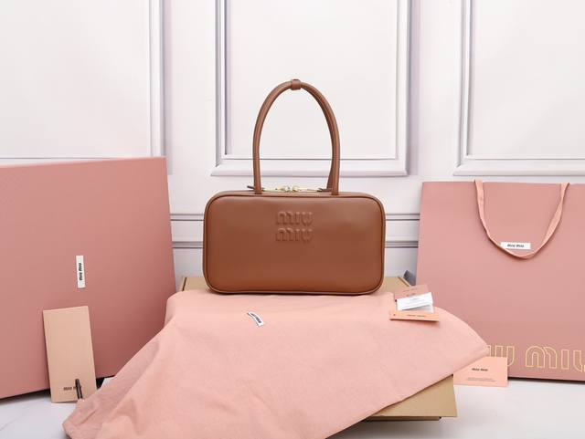 特级原厂皮 5Bb172M家新尺寸公文包,采用顶级进口小牛皮,皮质光滑细腻柔软,棉质缎面衬里,这款包包很酷,定格精致的多功能设计,融合男装和女装元素,随性慵懒, 特级原厂皮 5Bb172M家新尺寸公文包,采用顶级进口小牛皮,皮质光滑细腻柔软,棉质缎面衬里,这款包包很酷,定格精致的多功能设计,融合男装和女装元素,随性慵懒,