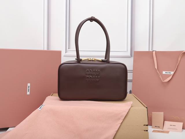 特级原厂皮 5Bb172M家新尺寸公文包，采用顶级进口小牛皮，皮质光滑细腻柔软，棉质缎面衬里，这款包包很酷，定格精致的多功能设计，融合男装和女装元素，随性慵懒，