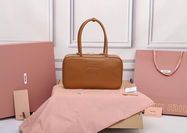 特级原厂皮 5Bb172M家新尺寸公文包，采用顶级进口小牛皮，皮质光滑细腻柔软，棉质缎面衬里，这款包包很酷，定格精致的多功能设计，融合男装和女装元素，随性慵懒，