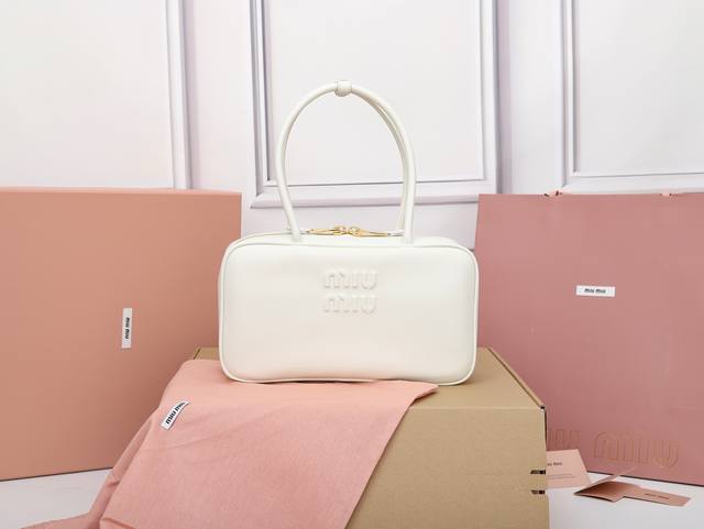 特级原厂皮 5Bb172M家新尺寸公文包，采用顶级进口小牛皮，皮质光滑细腻柔软，棉质缎面衬里，这款包包很酷，定格精致的多功能设计，融合男装和女装元素，随性慵懒，