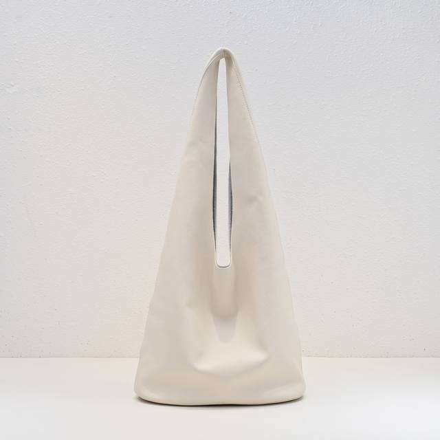 The Ro* Bindle Bag 一如既往的极简且 垮” 通勤无忧且时尚范十足~ 柔软的包身可以轻松容纳各种随身的小物件 尺寸：底长31 底宽13 高28C