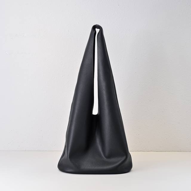 The Ro* Bindle Bag 一如既往的极简且 垮” 通勤无忧且时尚范十足~ 柔软的包身可以轻松容纳各种随身的小物件 尺寸：底长31 底宽13 高28C