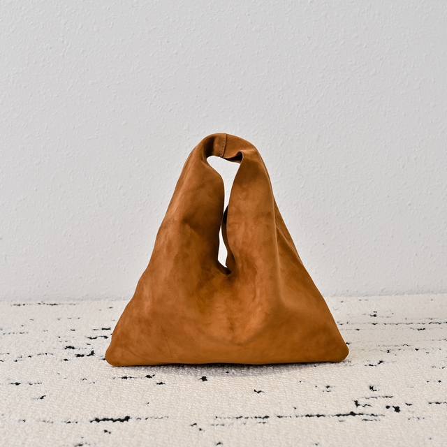 The Row Bindle Bag 迷你 凭借高级感的极简优雅设计，这款手袋热度仍在持续上升 Bindle手袋设计还原了Hobo流浪包最初始的样子，简洁又轻便