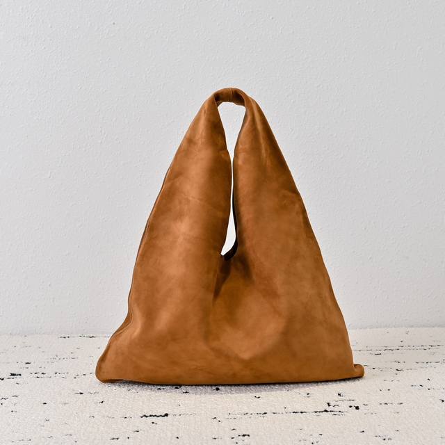The Row Bindle Bag 大号 凭借高级感的极简优雅设计，这款手袋热度仍在持续上升 Bindle手袋设计还原了Hobo流浪包最初始的样子，简洁又轻便