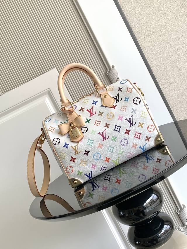 特级 动态芯片 本款 Speedy 系列出自路易威登 村上隆再版系列,为 涂层帆布巧妙融入日本艺术家的明丽色调。牛皮革饰边勾勒贴身构型,名牌点缀雅致蝴蝶结细节。 特级 动态芯片 本款 Speedy 系列出自路易威登 村上隆再版系列,为 涂层帆布巧妙融入日本艺术家的明丽色调。牛皮革饰边勾勒贴身构型,名牌点缀雅致蝴蝶结细节。