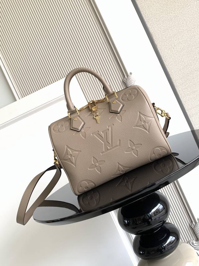 特级 动态芯片 本款 è 手袋向品牌于 年推出的 手袋汲取灵感，以 皮革塑造玲珑构型，巧借深邃背景烘托大号 压纹图案。耀目金属件和明丽内衬彰显考究细节，顶部手柄