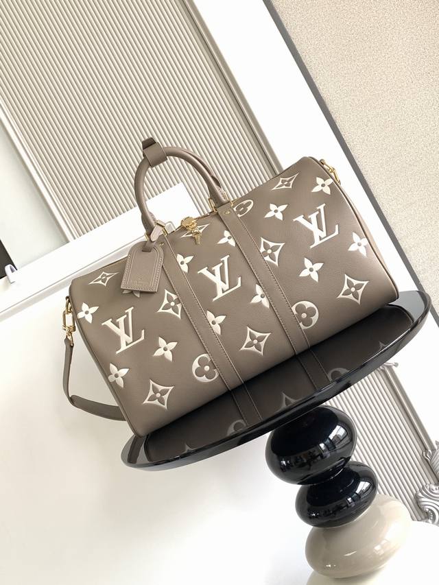 特级 动态芯片 本款 è 取材 压纹皮革，呈现大号 花卉和 字母的淡雅色彩。皮革侧带、顶部手柄和可拆卸肩带与金属件相得益彰。拉链内袋方便齐整收纳。 型号： M4